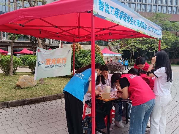 【智学笃信】AI面试、机器人秀技、技能能手秀绝活……这场招聘会“职”味十足——“智汇未来·职等你来”春季专场招聘会火热举行