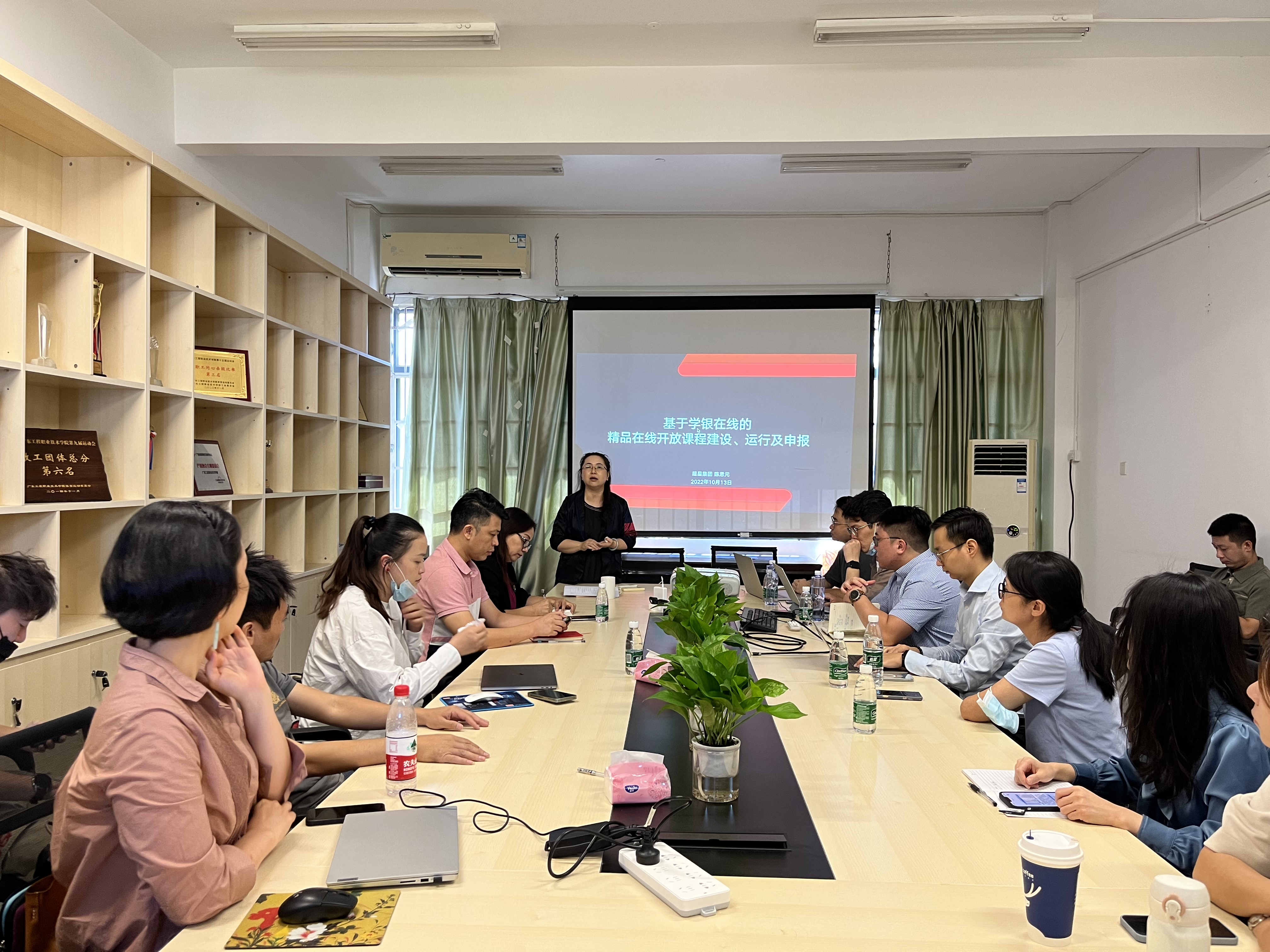 2022.10.13艺术设计学院召开精品课程建设工作会议.jpg