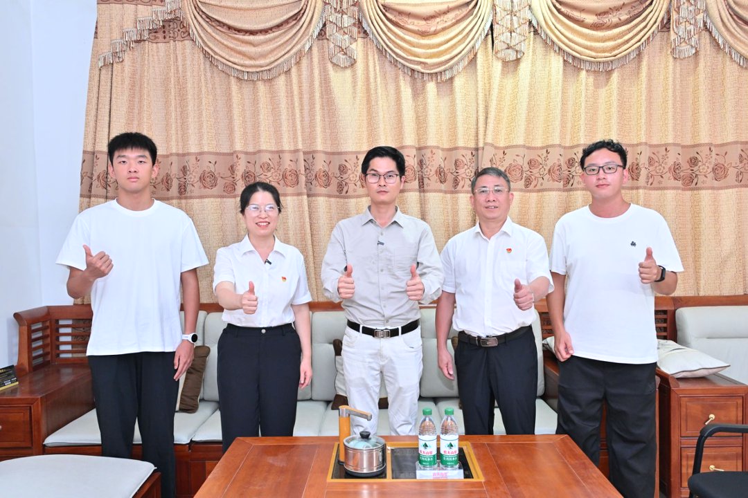 与民宿老板合照.jpg