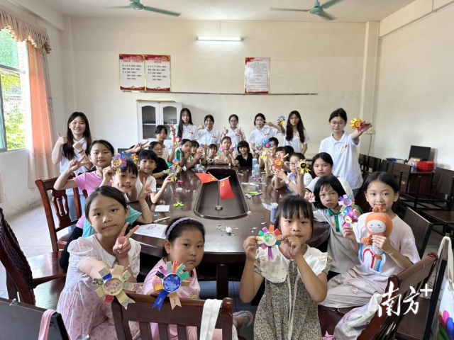 广东工程职业技术学院财经学院“七彩假期”志愿服务队为留守儿童带来了知识与欢乐。