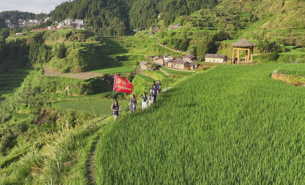 当思政课与“瑶山风情”撞个满怀——广东工程职业技术学院师生以青春之笔绘瑶乡新貌