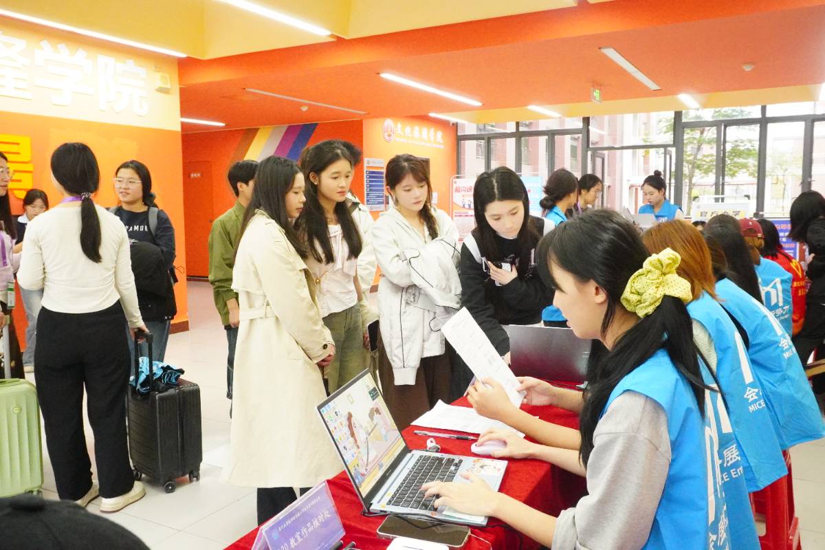 来自全国各地的高校队伍赛前签到。通讯员供图