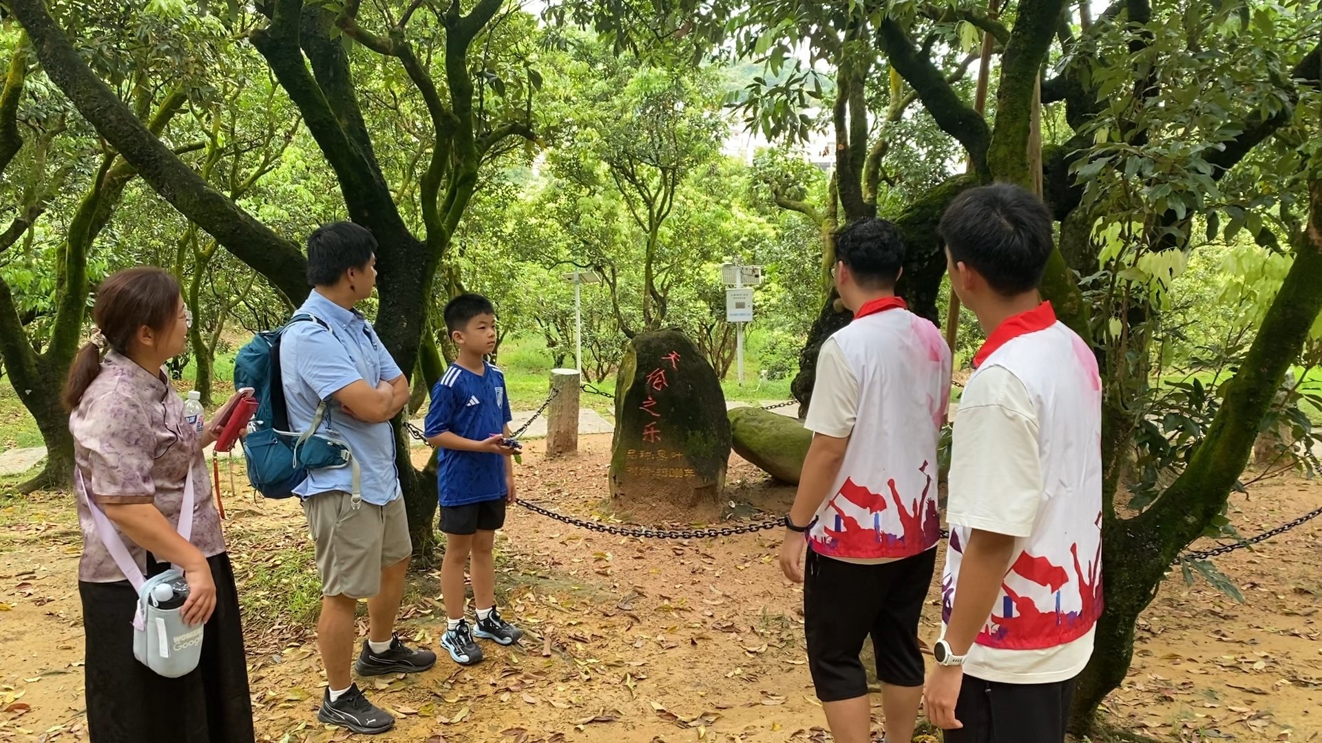 为游客讲解.jpg