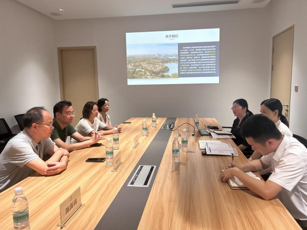 会议室里的男人中度可信度描述已自动生成