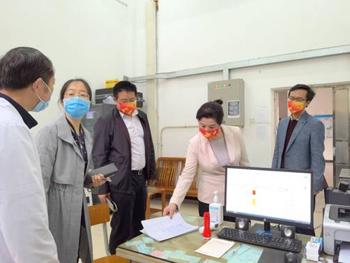 一群人站在桌子边中度可信度描述已自动生成