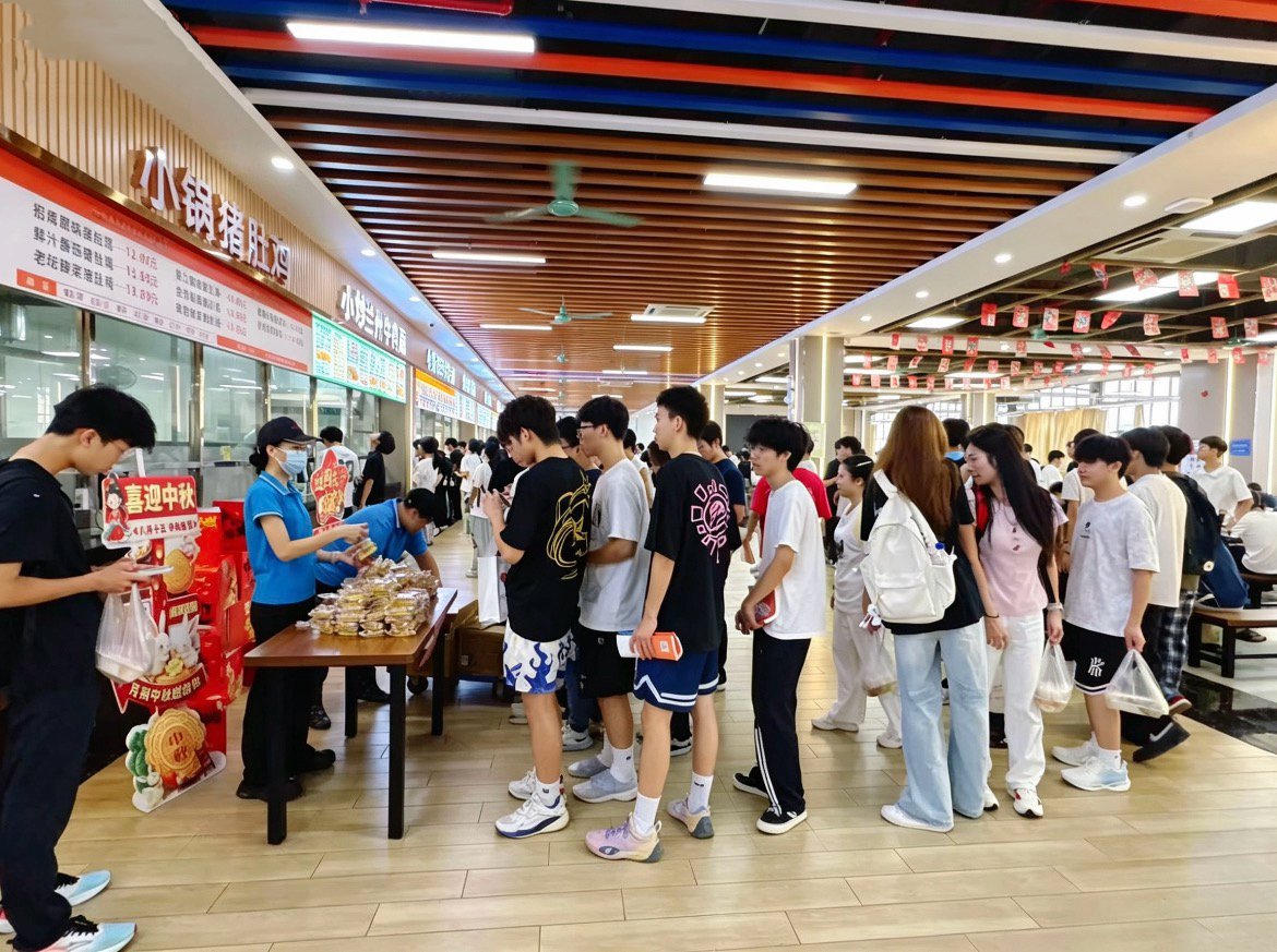 (职教城清远校区食堂发放月饼现场二).jpg