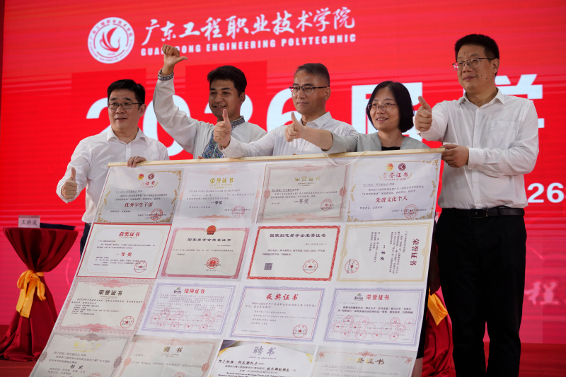 (20260626)学校领导领导与毕业生合影.jpg