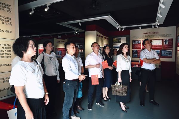 参观东纵抗战陈列馆.jpg