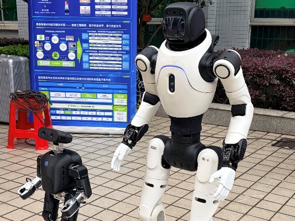 【智学笃信】AI面试、机器人秀技、技能能手秀绝活……这场招聘会“职”味十足——“智汇未来·职等你来”春季专场招聘会火热举行