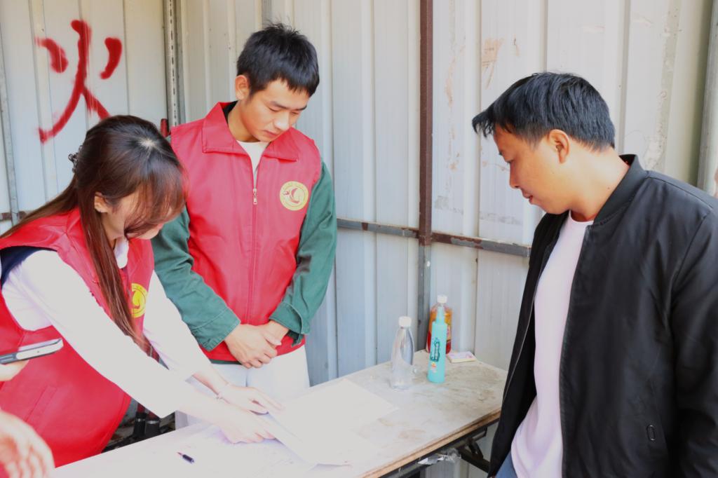 志愿者向群众宣传。通讯员供图