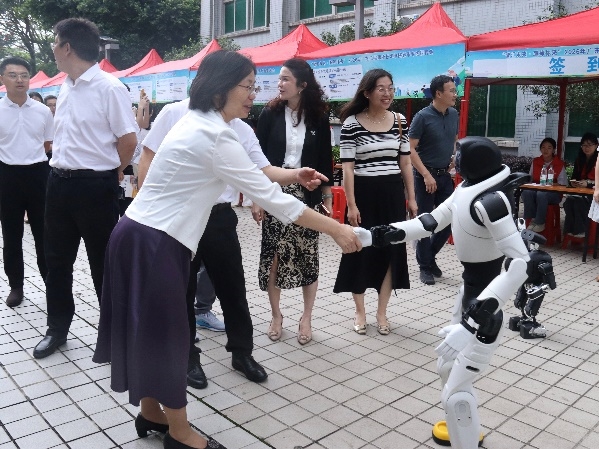 【智学笃信】AI面试、机器人秀技、技能能手秀绝活……这场招聘会“职”味十足——“智汇未来·职等你来”春季专场招聘会火热举行