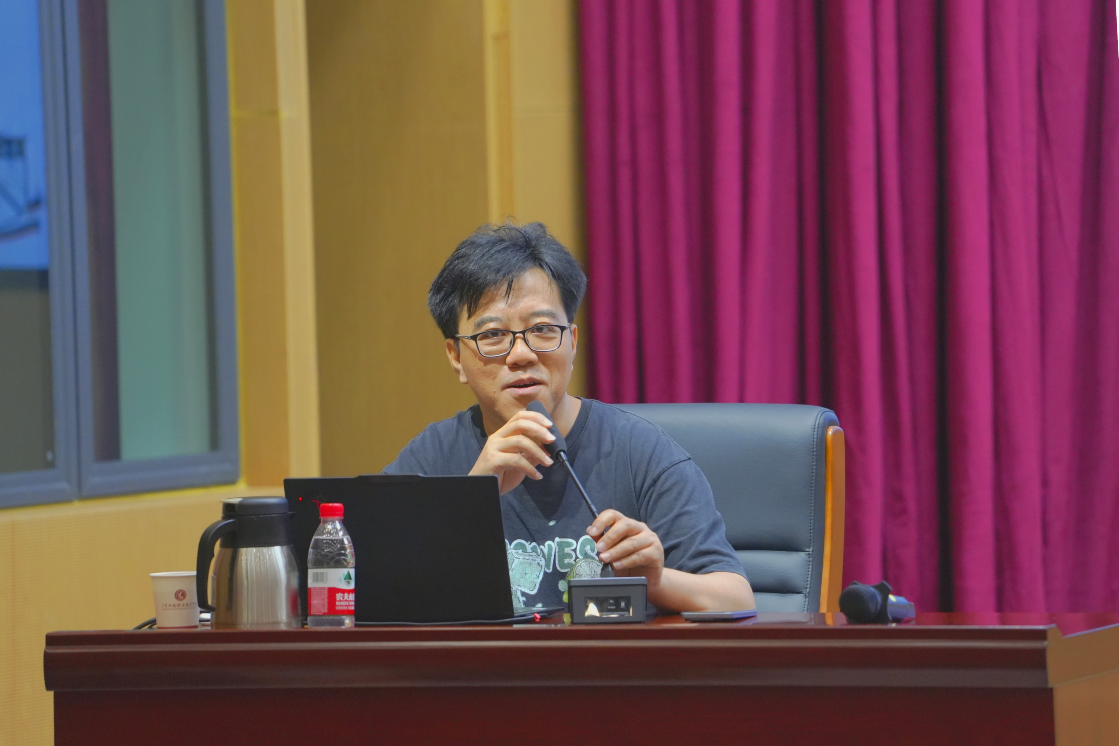 3赖主任主讲.png