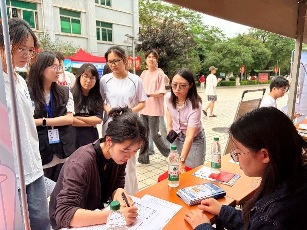 【智学笃信】AI面试、机器人秀技、技能能手秀绝活……这场招聘会“职”味十足——“智汇未来·职等你来”春季专场招聘会火热举行